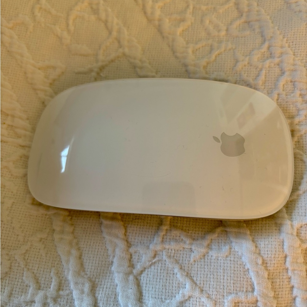 Apple Magic Mouse in Silver and White - Picture 4 of 4
